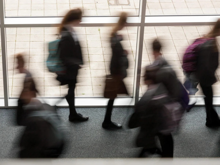 Một số phụ huynh cho biết con họ gần như bị trường học 'bỏ mặc'. Ảnh: INT hoc-sinh-anh-nghi-hoc-o-muc-bao-dong-1-6480.jpg