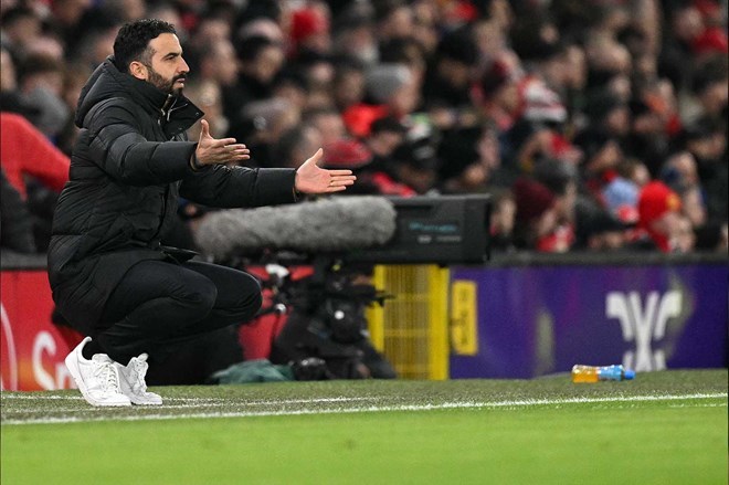 Europa League không thể là cái cớ để Man United bám víu