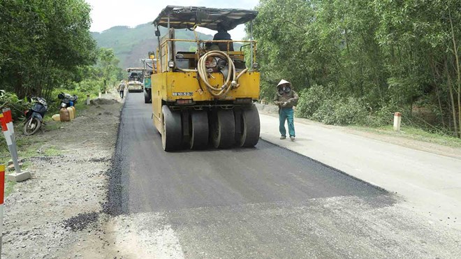 Tập trung sửa chữa đường ven biển đầy ổ voi, ổ gà ở Hà Tĩnh