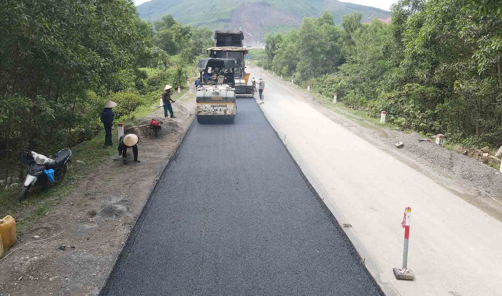 Đoạn tại xã Kỳ Bắc nhà thầu đã thi công thảm được một đoạn khá dài. Ảnh: Trần Tuấn.