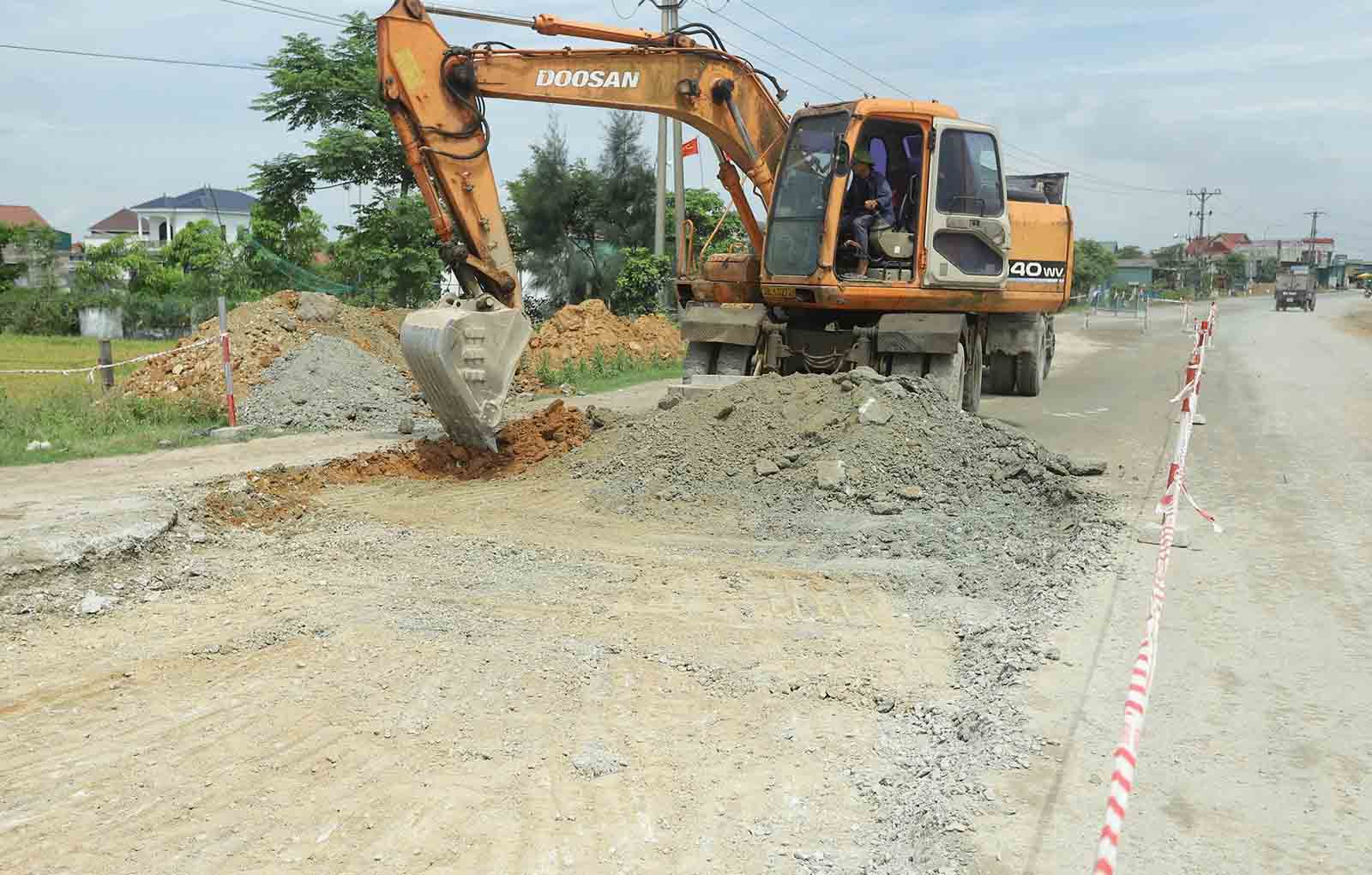 Cào bóc lớp thảm mặt đường hỏng ở xã Cẩm Lĩnh để thi công thảm lại. Ảnh: Trần Tuấn.