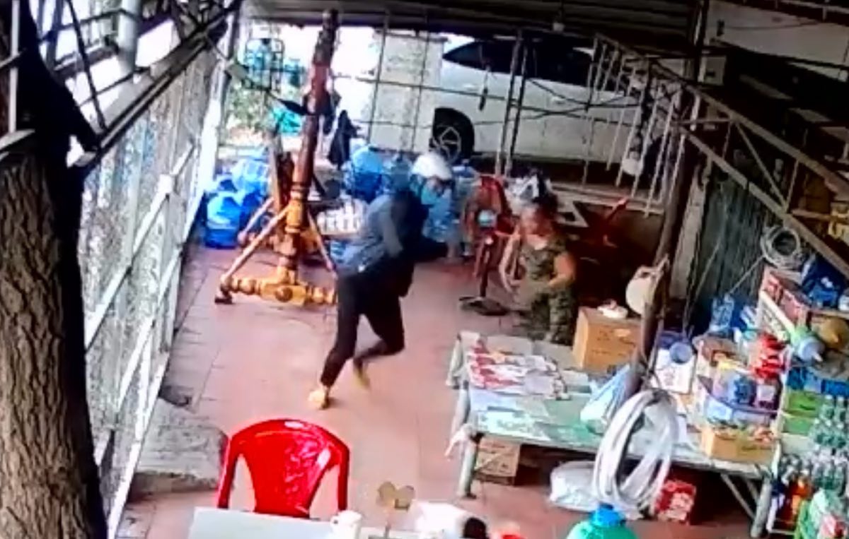 Thời điểm tên cướp giật dây chuyền của chủ tiệm tạp hóa. Ảnh: Hữu Nguyện