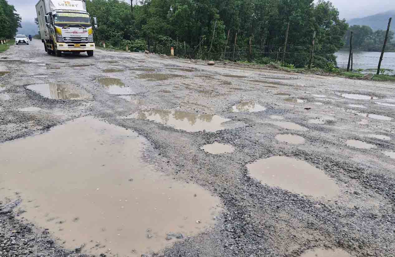 Đườn ven biển Hà Tĩnh xuống cấp trước khi được sửa chữa. Ảnh: Trần Tuấn.