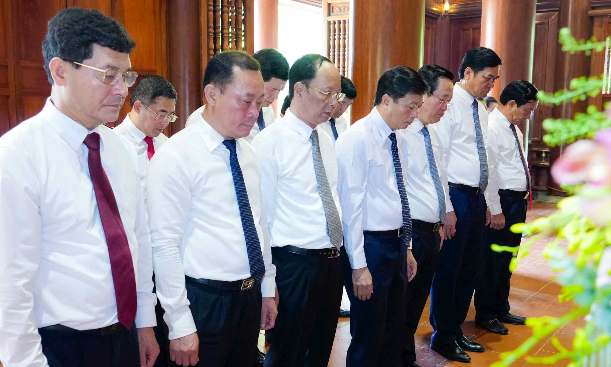 Các đại biểu tỉnh Nghệ An tưởng niệm Chủ tịch Hồ Chí Minh. Ảnh: Phạm Bằng