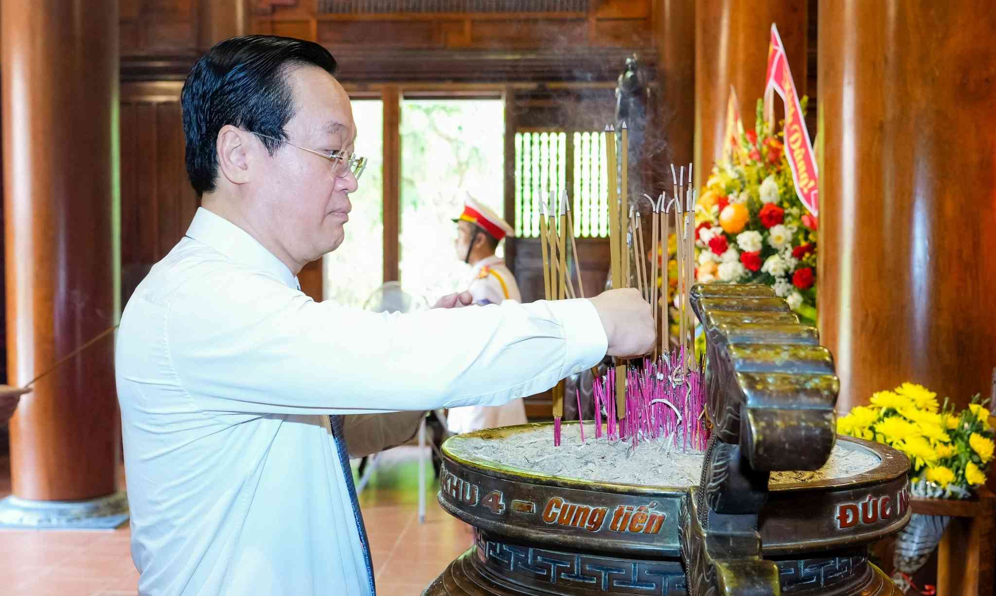 Đồng chí Nguyễn Đức Trung - Bí thư Tỉnh ủy Nghệ An dâng hương tưởng niệm Chủ tịch Hồ Chí Minh. Ảnh: Phạm Bằng