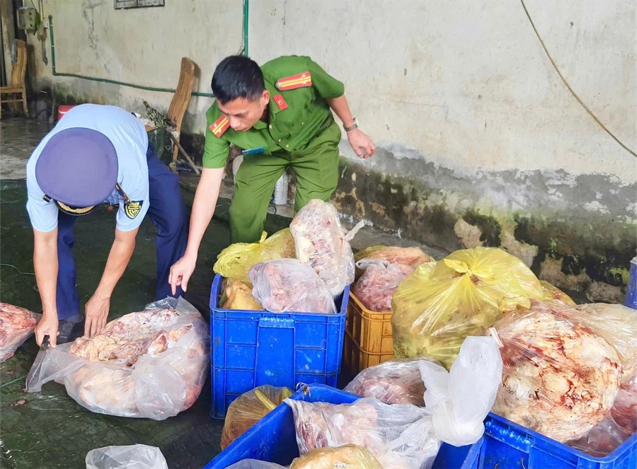 Cơ quan chức năng tỉnh Hà Giang phối hợp kiểm tra số hàng hóa không rõ nguồn gốc.