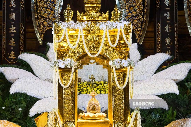 Độc đáo mô hình hoa sen làm từ 11.000 bông hoa cúc ôm tháp xá lợi Đức Phật