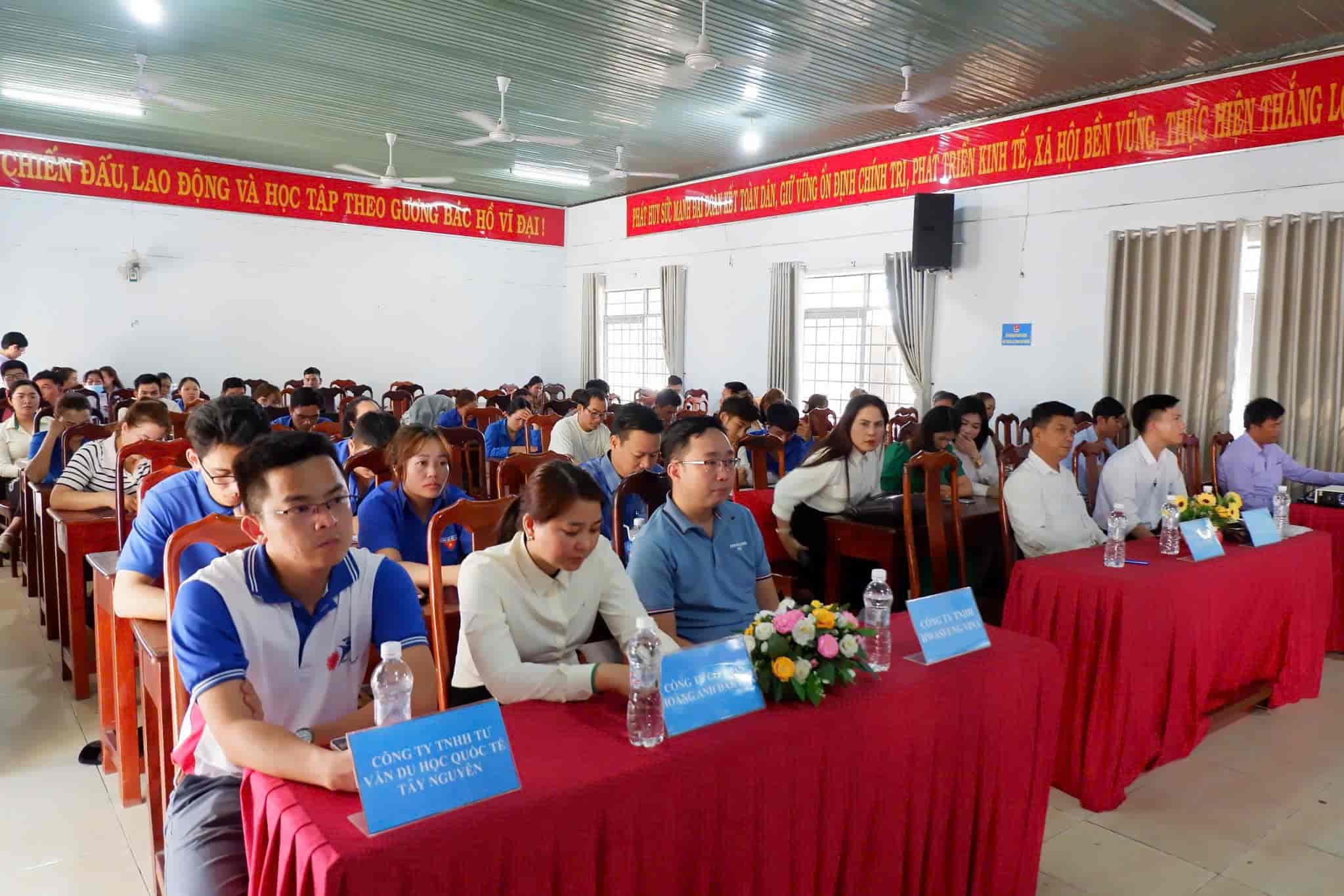 Đại diện các doanh nghiệp về các xã thông tin tuyển dụng lao động, kết nối việc làm. Ảnh: Thanh Tuấn