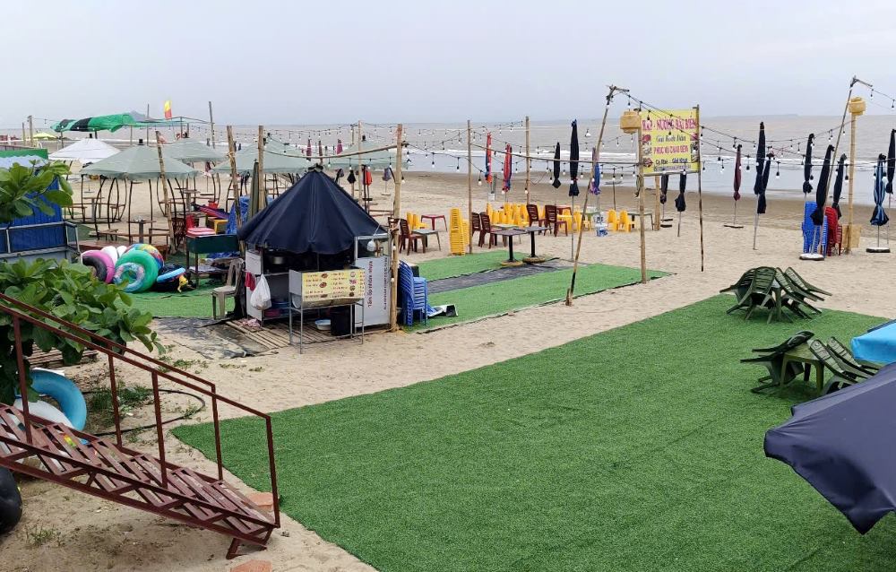 Trên bãi cát được phân thành từ lô, trải thảm và dựng lều để kinh doanh. Ảnh: Quách Du