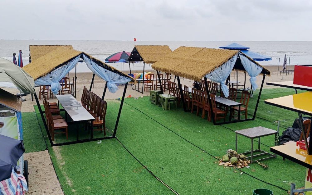 Lều quán được dựng lên, với đầy  kê các bộ bàn ghế ngay trên