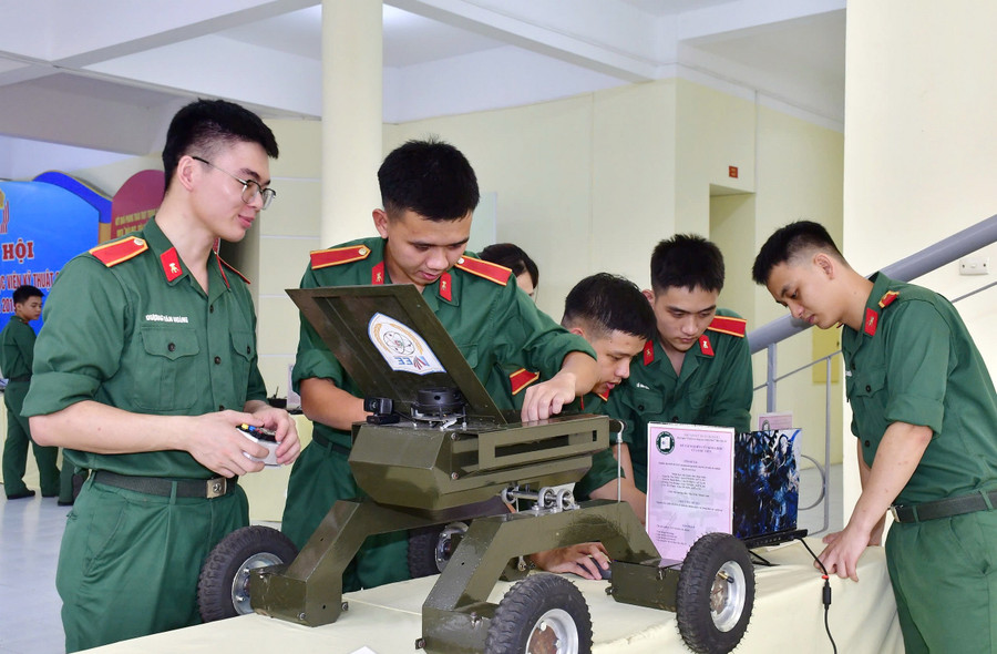 Sinh viên Học viện Kỹ thuật quân sự. quansujpg1.jpg