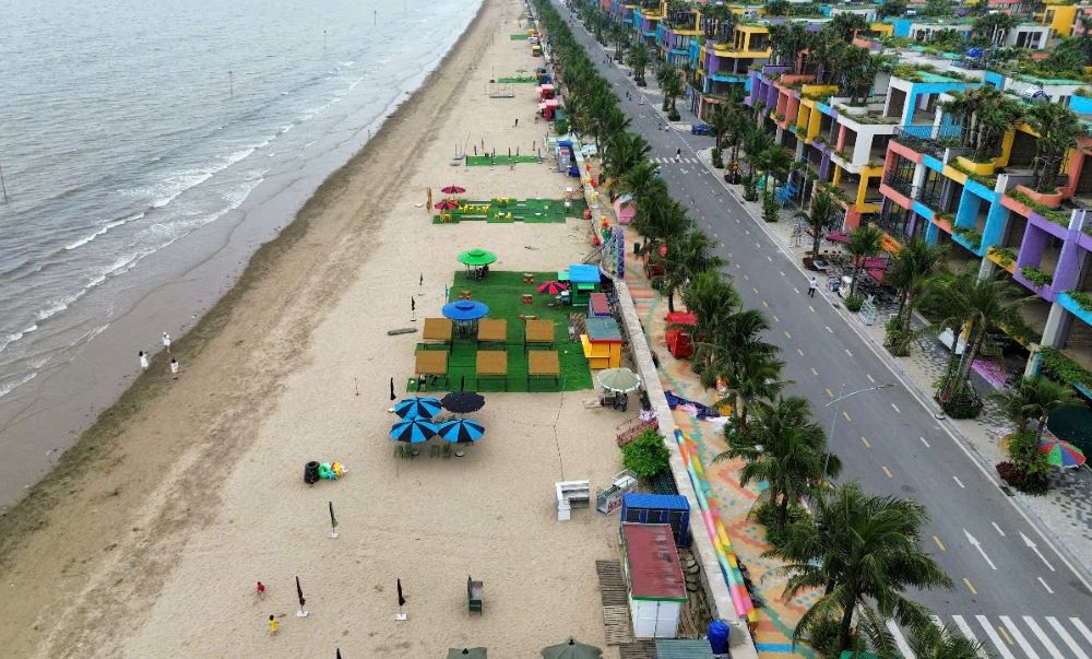 Khu vực bãi biển (ở xã Hoằng Trường, huyện Hoằng Hóa, tỉnh Thanh Hóa) xảy ra tình trạng chiếm dụng, sử dụng trái phép bờ biển, bãi cát để kinh doanh. Ảnh: Quách Du