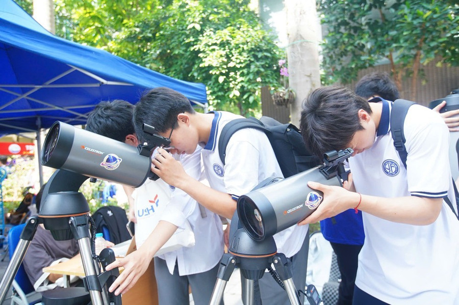 Học sinh trải nghiệm tại Ngày hội tuyển sinh các ngành khoa học và công nghệ năm 2025. Ảnh: Dương Triều. vimachjpg1.jpg