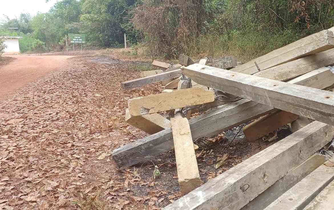 Các trụ điện ở 75km hàng rào bao quanh khu vực quần thể voi sinh sống bị voi húc đổ. Ảnh: HAC