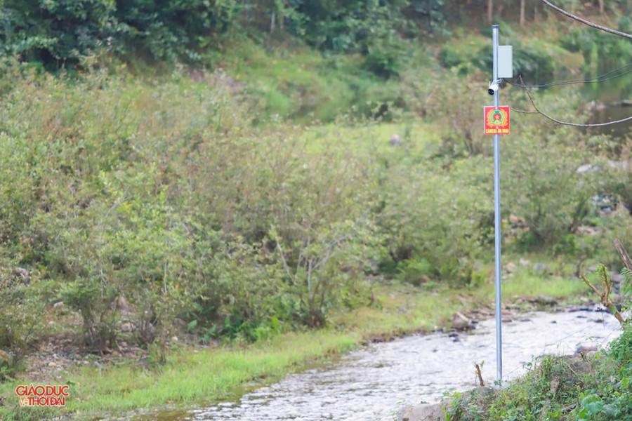 Camera an ninh được lắp bên suối để bảo vệ cá mát. camat2.jpg