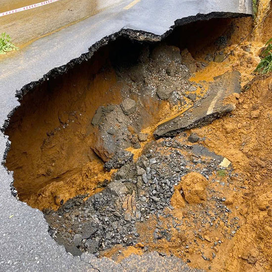 2/3 mặt đường bị lún, sạt tiềm ẩn nguy cơ tai nạn giao thông cao. Ảnh: Công an Lai Châu cung cấp