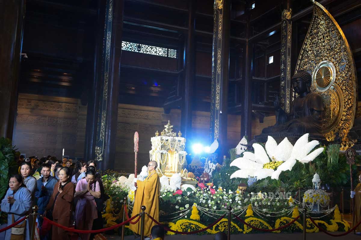 Người dân vào chiêm bái xá lợi Đức Phật ở Điện Tam Thế chùa Tam Chúc. Ảnh: Lương Hà