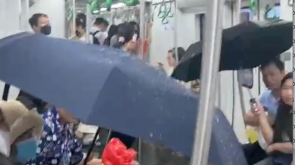 Hành khách phải lấy ô che trên chuyến tàu metro Cát Linh - Hà Đông vào chiều ngày 19.5. Ảnh người dân cung cấp