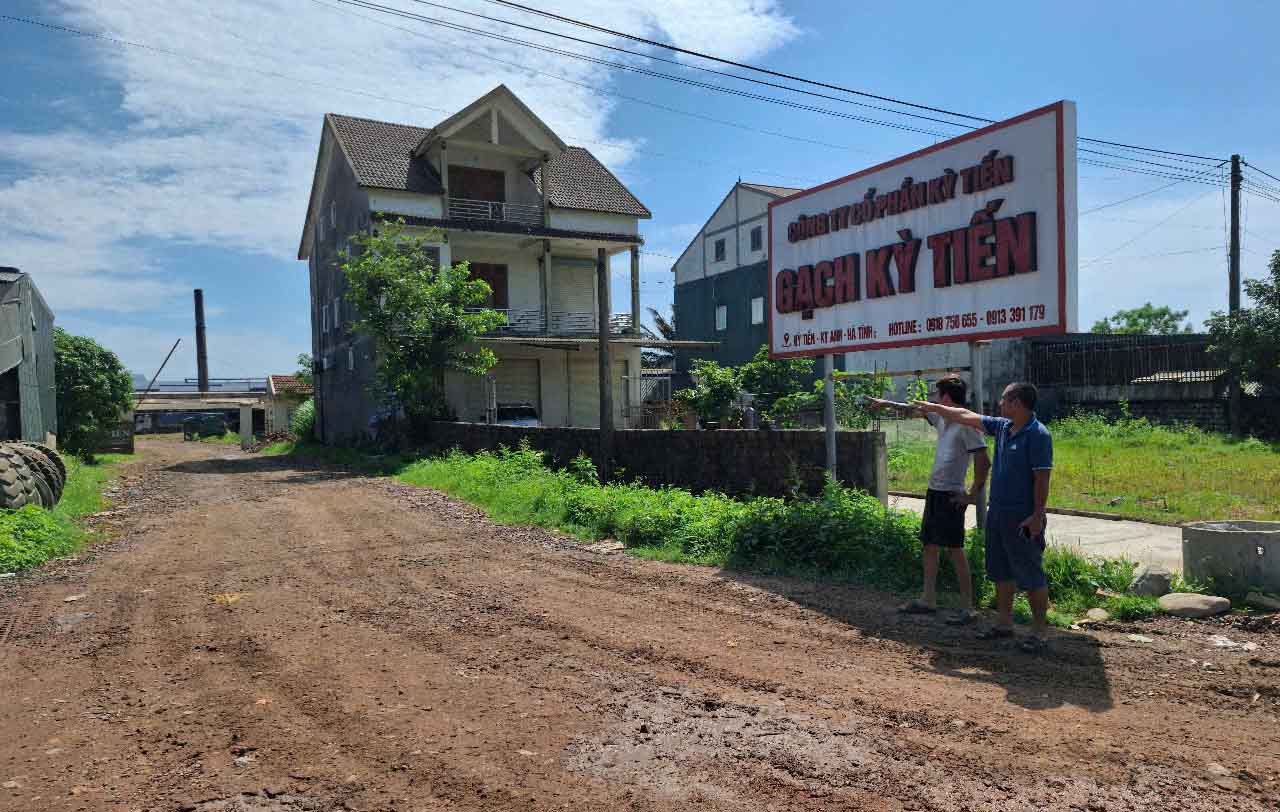 Người dân chỉ vào Nhà máy gạch Kỳ Tiến từng để xảy ra tình trạng khói dày đặc, nặng mùi. Ảnh: Trần Tuấn.