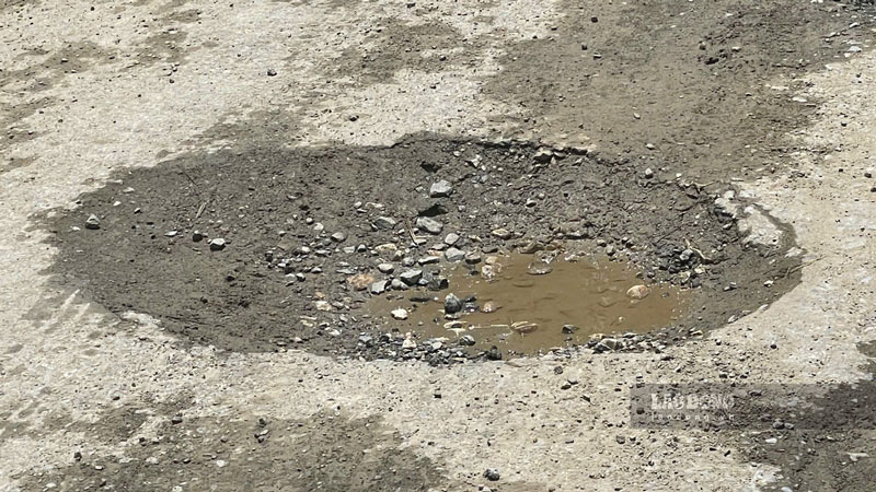 Tuyến đường 156B xuống cấp với chi chít ổ voi, ổ gà đọng nước sau cơn mưa. Ảnh: Đinh Đại