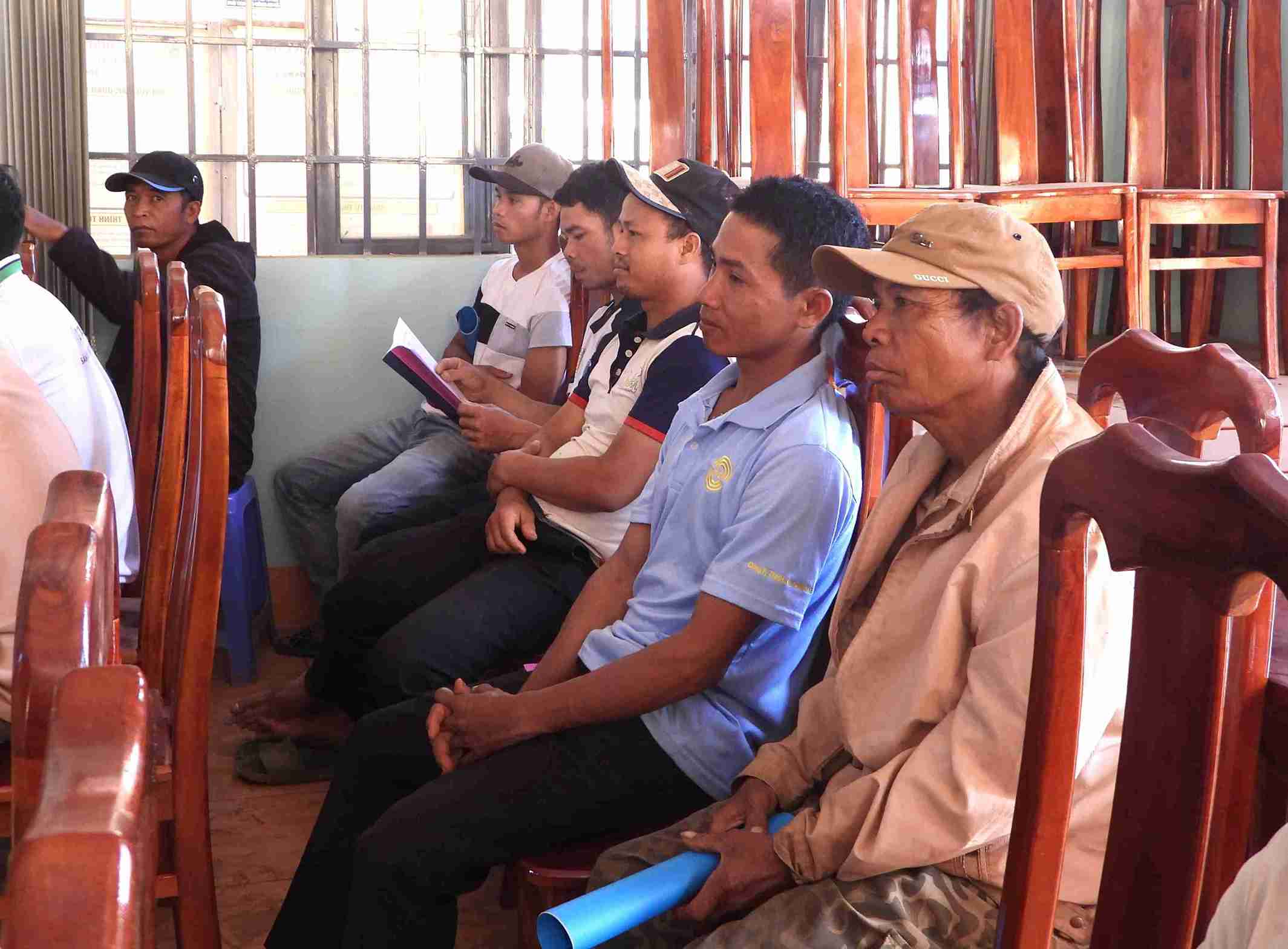 Người dân chăm chú nghe giảng trong một buổi tập huấn chăm sóc bò sinh sản. Ảnh: Bảo Trung