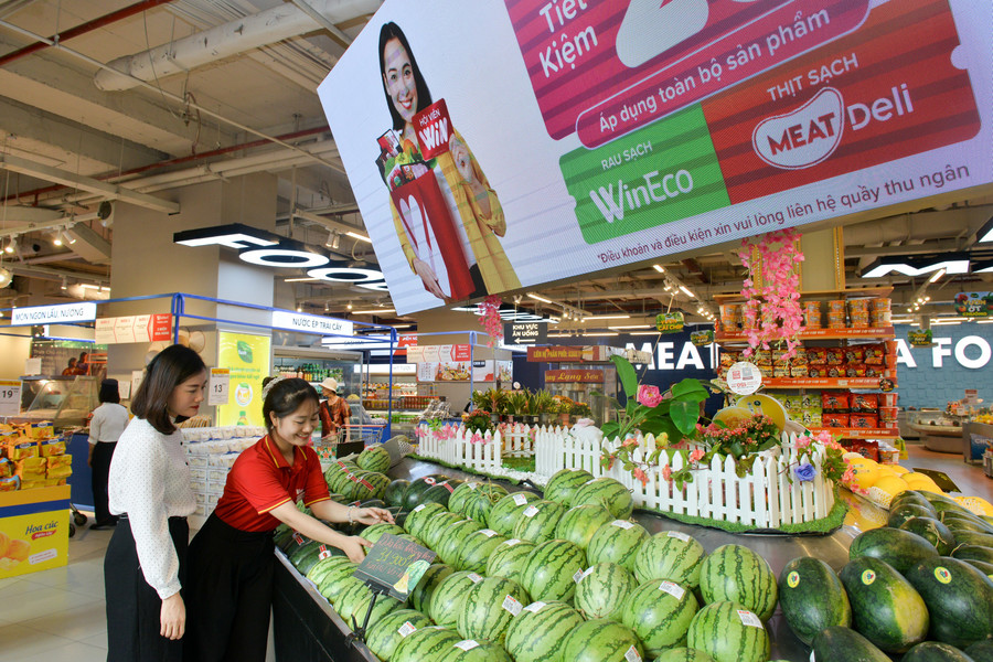 9-ms-khach-hang-mua-sam-tai-sieu-thi-winmart-3-1.jpg