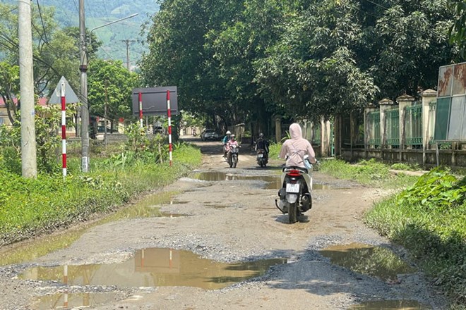 Tỉnh lộ ở Lào Cai xuống cấp trầm trọng, người dân mòn mỏi chờ tu sửa