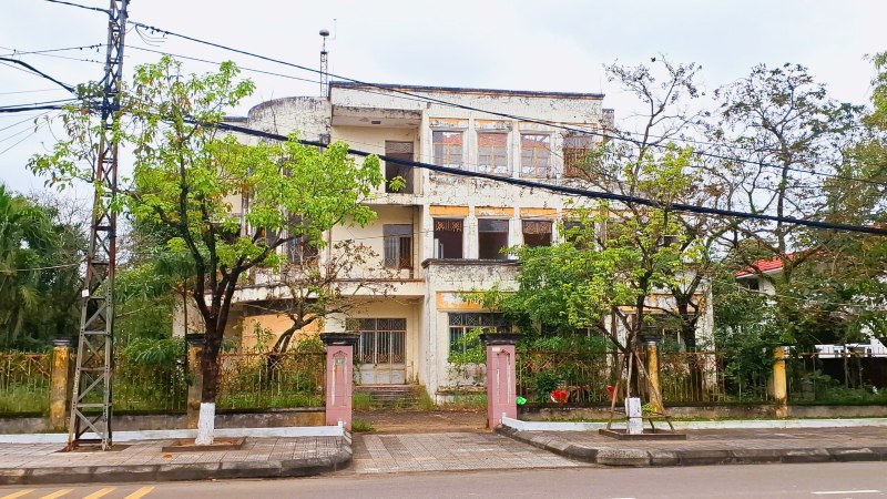 Một trụ sở công dôi dư, bỏ hoang nhiều năm giữa trung tâm TP Tam Kỳ, Quảng Nam. Ảnh: Nguyễn Hoàng