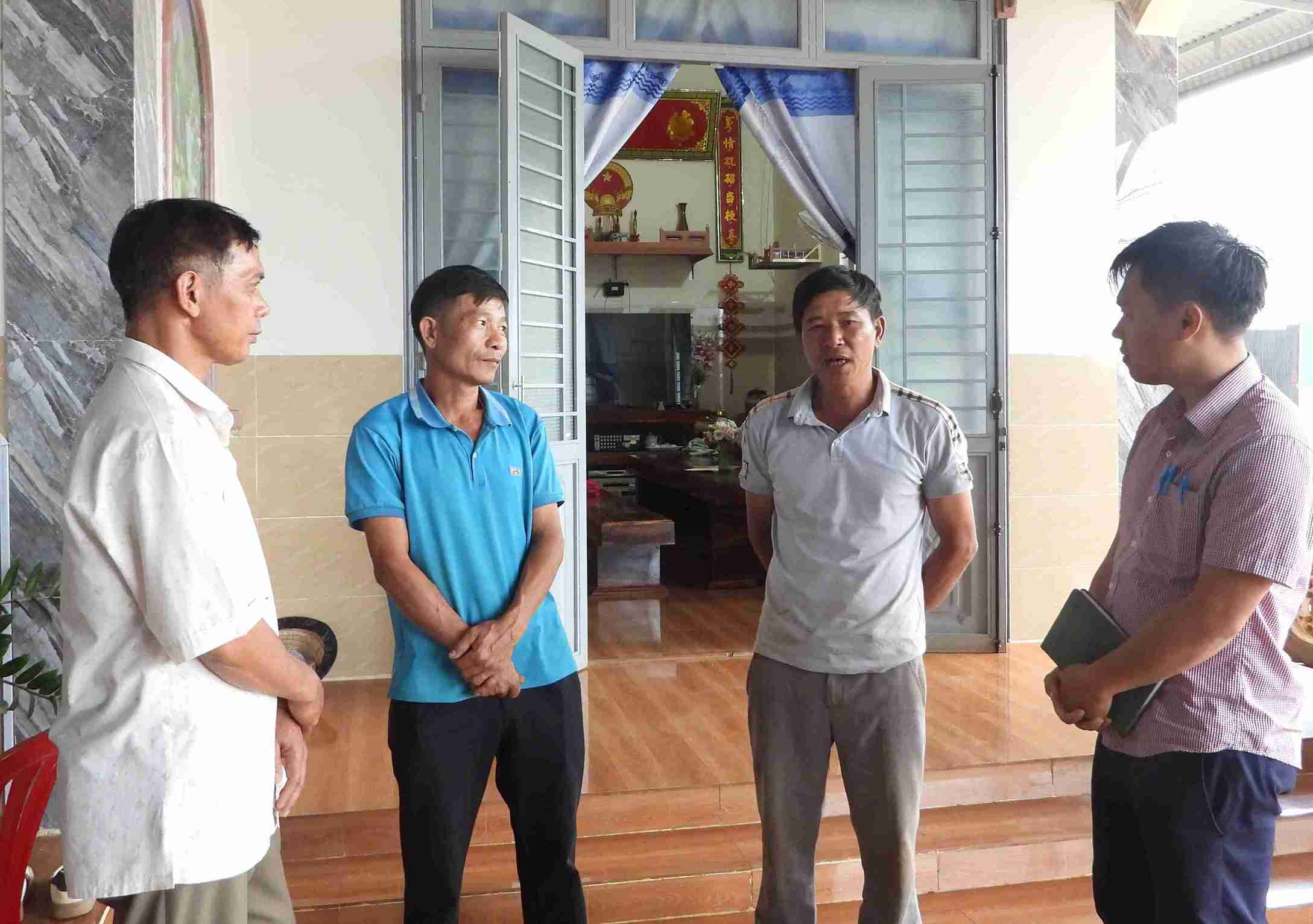Anh Vinh kể về niềm vui khi vừa hoàn thành căn nhà kiên cố cho vợ con. Ảnh: Bảo Trung