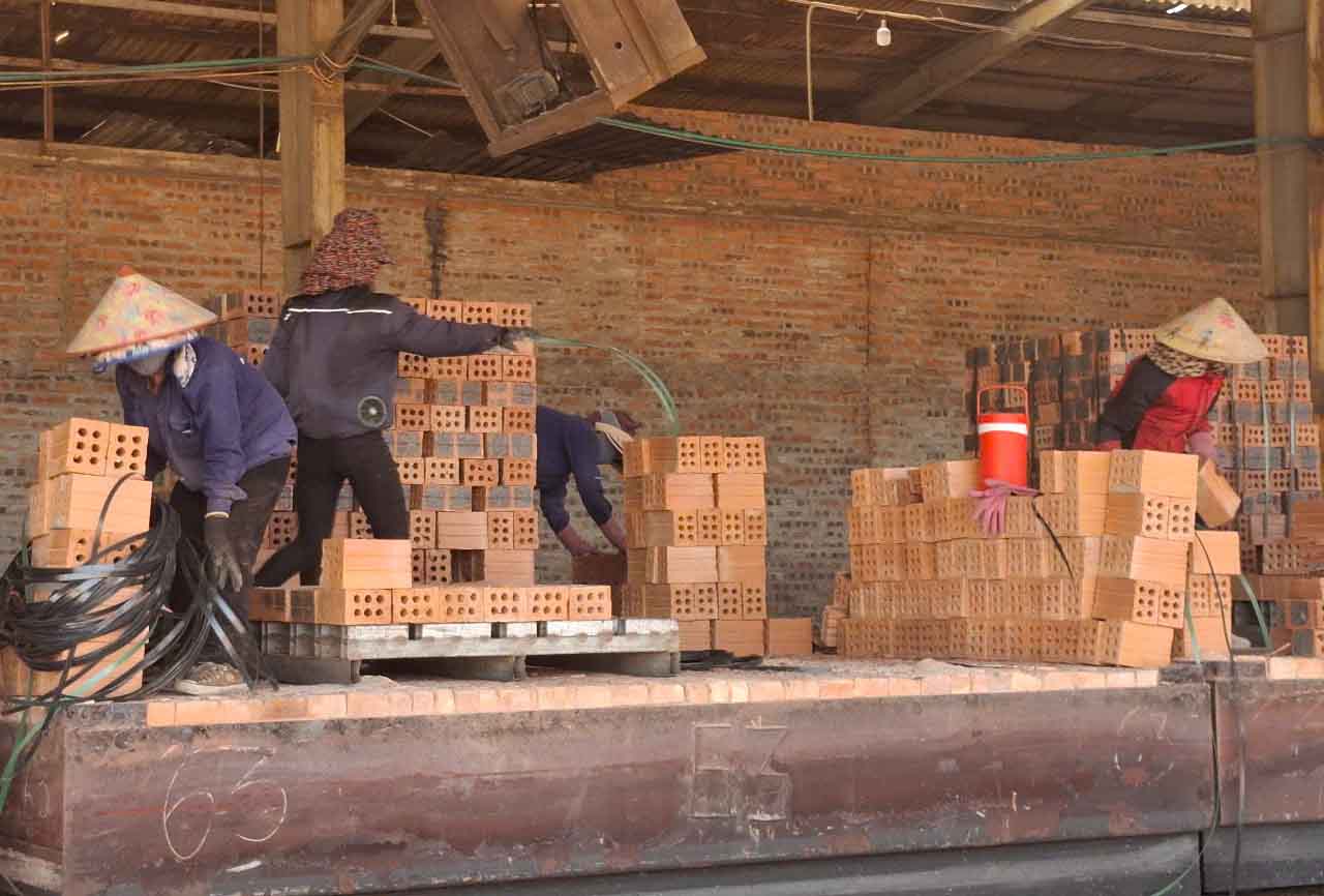 Công nhân đang làm việc tại Nhà máy gạch Kỳ Tiến. Ảnh: Trần Tuấn.
