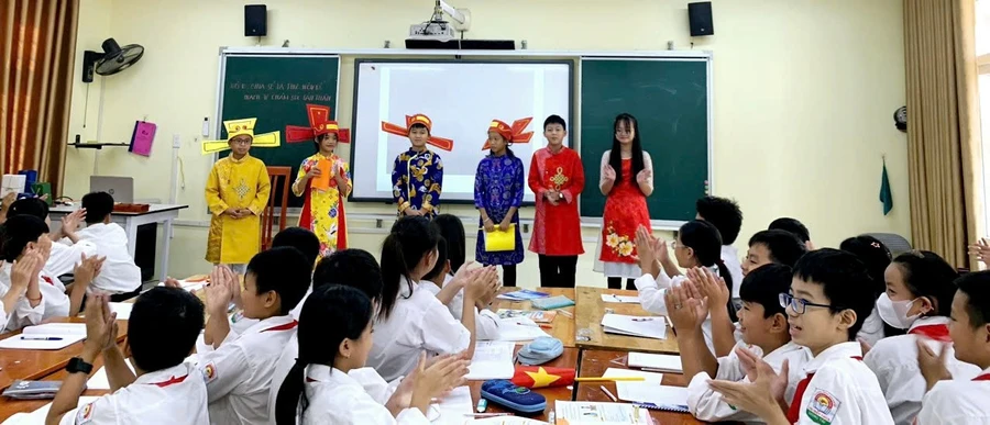 Học sinh Trường THCS Thị trấn Thứa, Lương Tài, Bắc Ninh sử dụng phương pháp đóng vai trong giờ học.