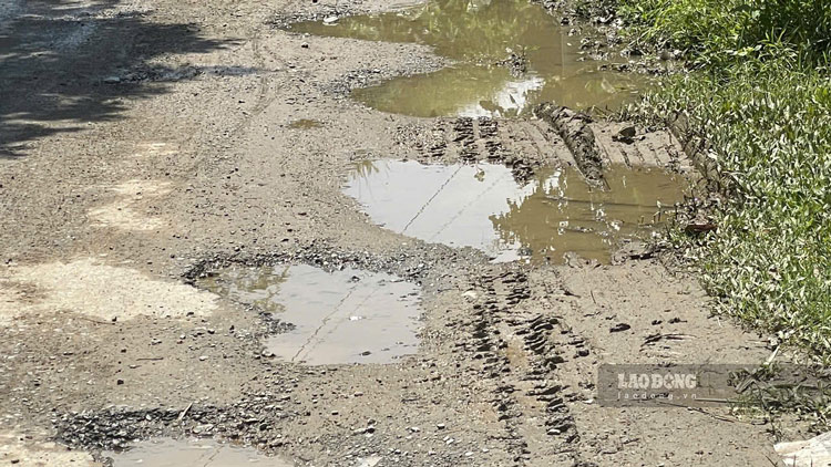 Tuyến tỉnh lộ 156B xuống cấp khiến việc đi lại của người dân xã Tả Phời (TP Lào Cai) trở nên khó khăn hơn. Ảnh: Đinh Đại