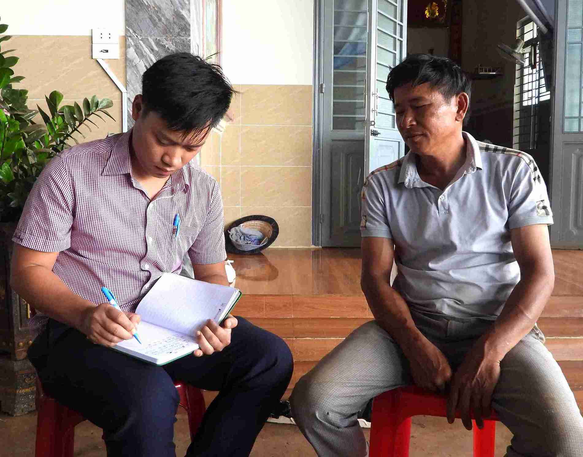 Anh Vinh chia sẻ với phóng viên về hành trình thoát nghèo. Ảnh: Bảo Trung