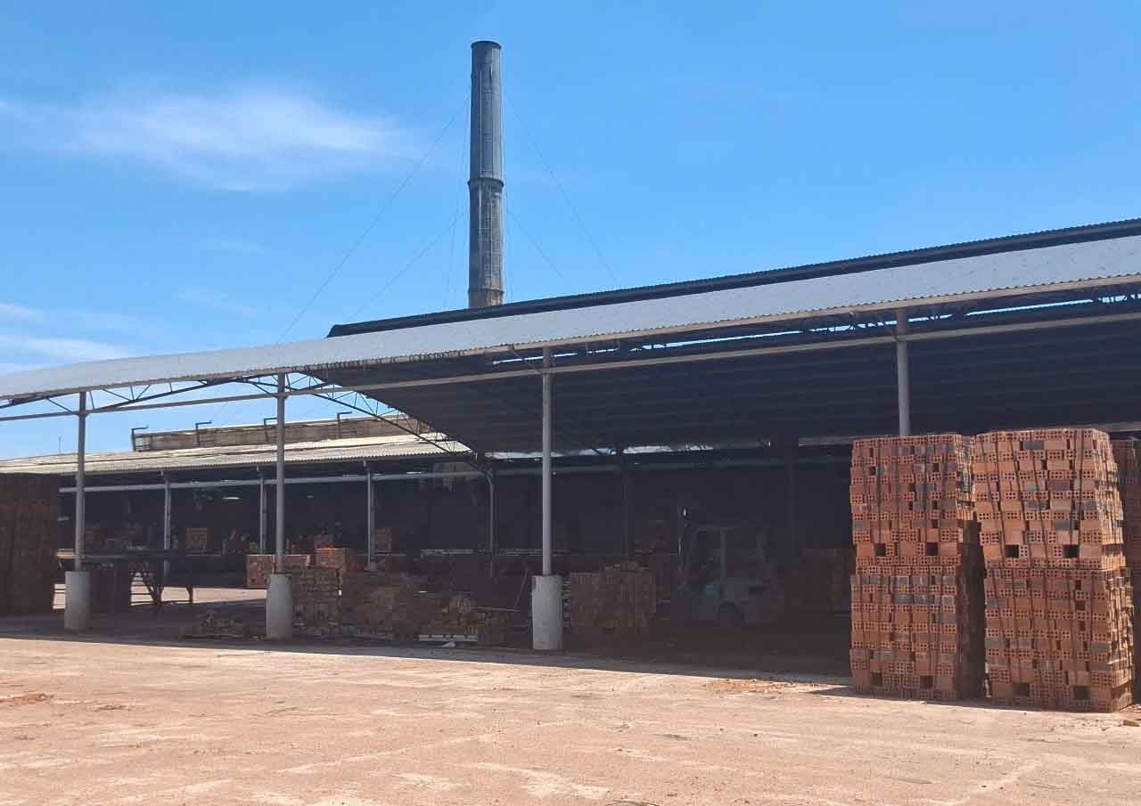 Hiện nhà máy trong quá trình hoạt động không xuất hiện khói bốc ra từ ống khói như hôm xảy ra sự cố nữa. Ảnh: Trần Tuấn.