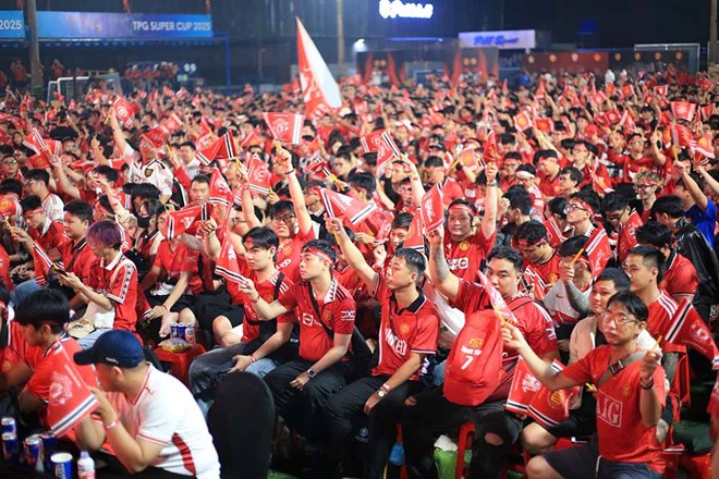 Cổ động viên tại TPHCM tiếp lửa Man United đá chung kết Europa League