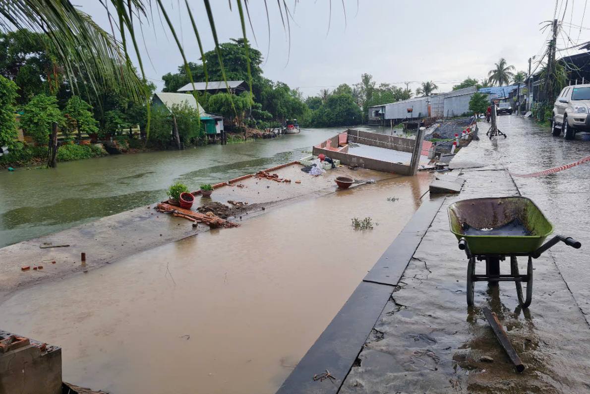 Tại Cần Thơ, trong tháng 5.2025 (tính đến ngày 20.5), sạt lở làm cho 5 căn nhà bị sụp xuống sông hoàn toàn, ảnh hưởng 2 tuyến lộ giao thông. Ảnh: Tạ Quang