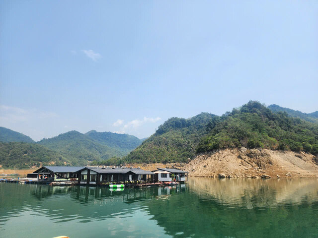 Mực nước hồ Hòa Bình tại xã Hiền Lương (Đà Bắc) giảm sâu khoảng 20 m so với mực nước dâng bình thường. Ảnh: Bình Khang