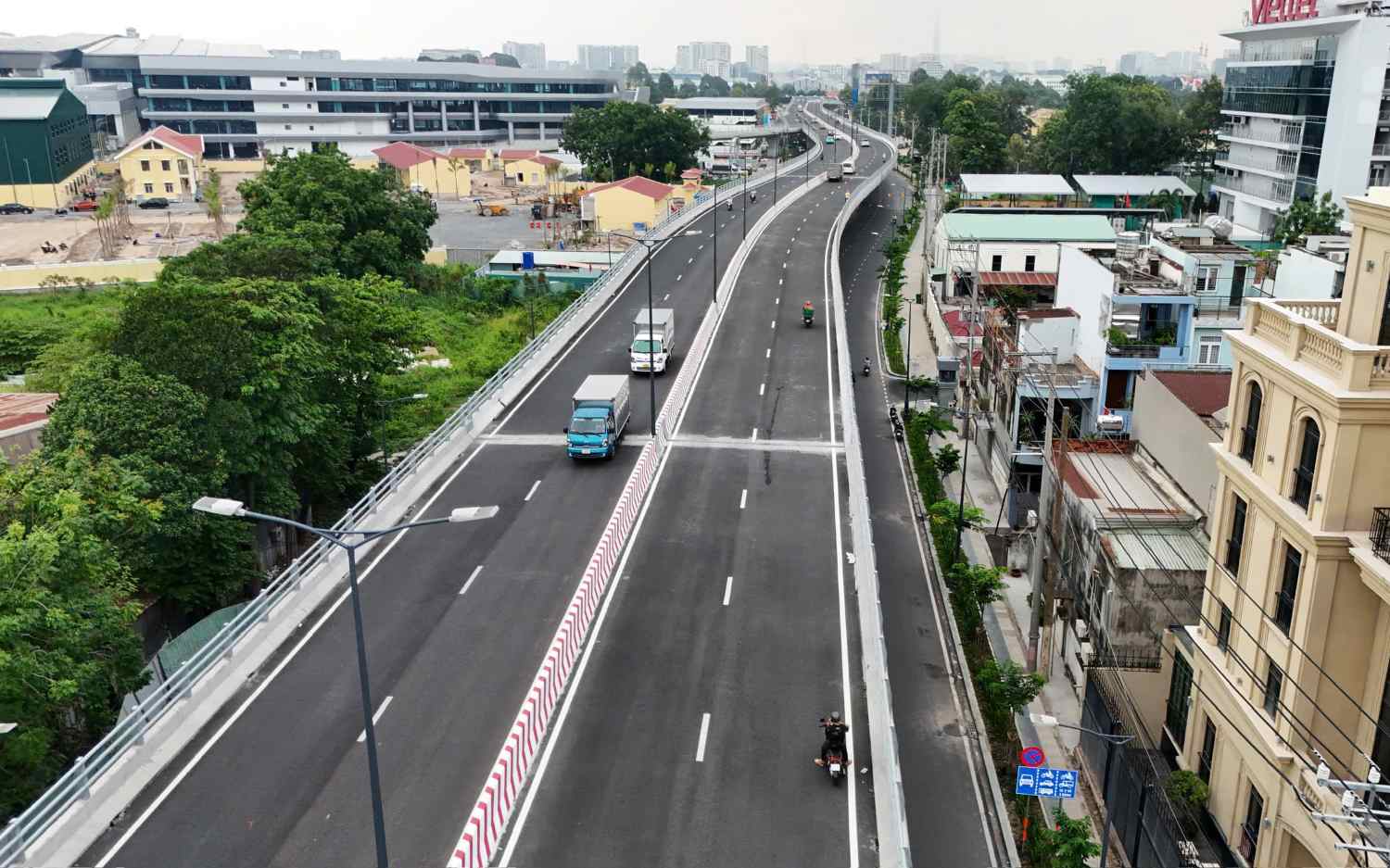 Cầu vượt trước ga T3 Tân Sơn Nhất.  Ảnh: Minh Quân