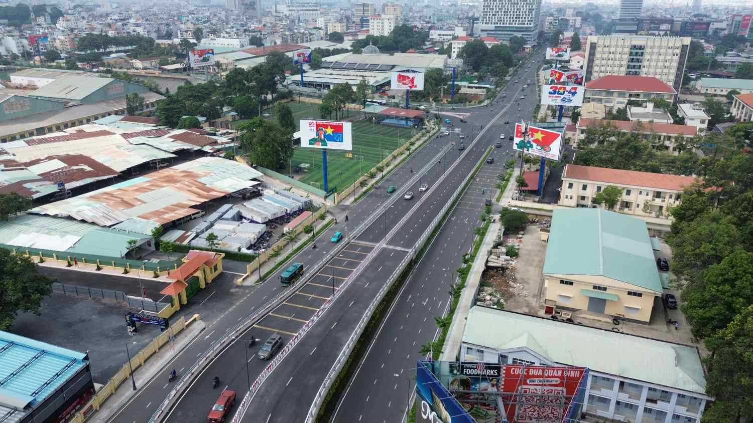 Đường nối Trần Quốc Hoàn - Cộng Hòa khang trang, rộng rãi nhưng rất ít xe cộ lưu thông.  Ảnh: Minh Quân