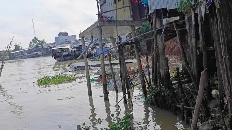 Sạt lở khiến phần sau của một số căn nhà bị cuốn xuống sông Ông Chưởng, huyện Chợ Mới, tỉnh An Giang. Ảnh: UBND huyện Chợ Mới cung cấp