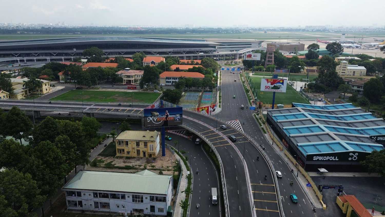 TPHCM sẽ điều chỉnh phân luồng để giảm xung đột giao thông trước ga T3 Tân Sơn Nhất.  Ảnh: Minh Quân