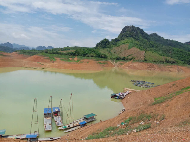 Toàn cảnh mực nước ở hồ Thủy điện Hòa Bình. Ảnh: Bình Khang