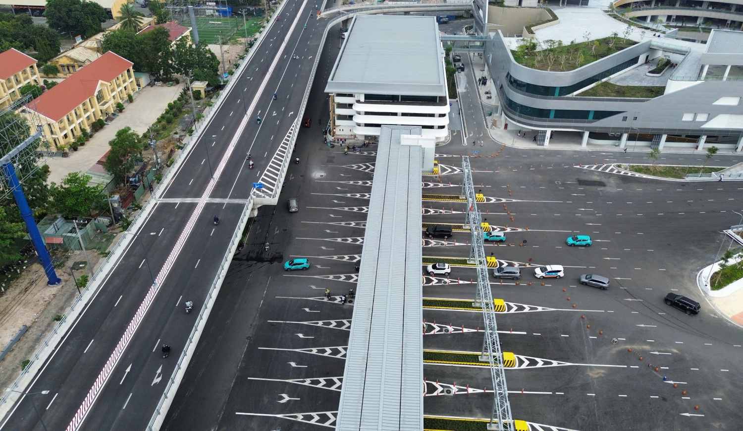 Ôtô từ nhà ga T3 thường rẽ sai quy định khi lưu thông ra ngoài. Ảnh: Minh Quân