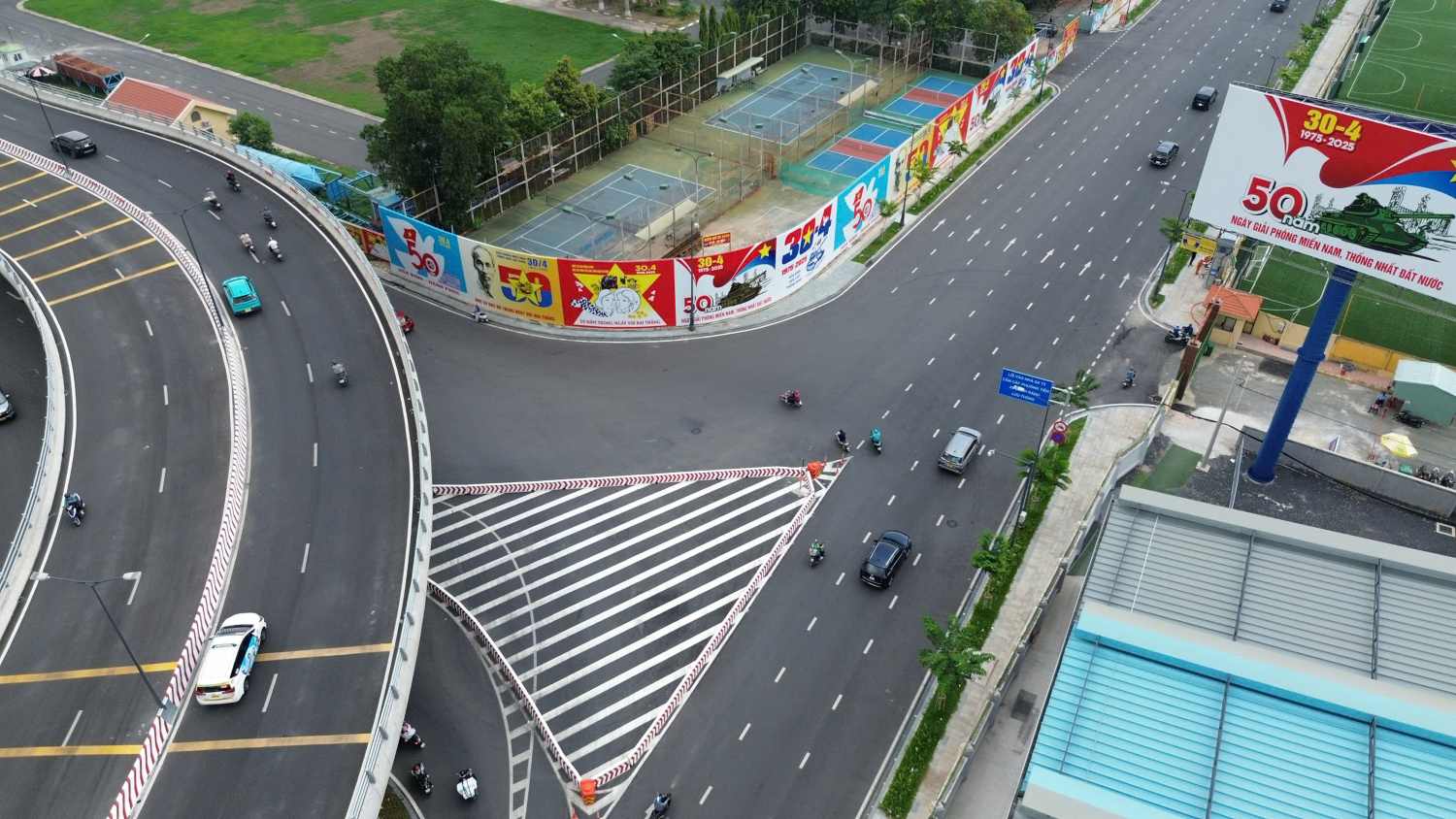 Xe máy chạy sai quy định, rẽ trái ngược chiều trên đường vào ga T3. Ảnh: Minh Quân