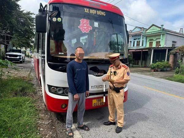 Cảnh sát lập biên bản xử phạt với ông T. Ảnh: Công an tỉnh Tuyên Quang.