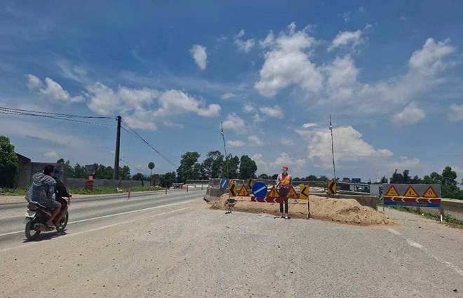 Đẩy nhanh sửa chữa cầu Rác hư hỏng phải chèn ván gỗ