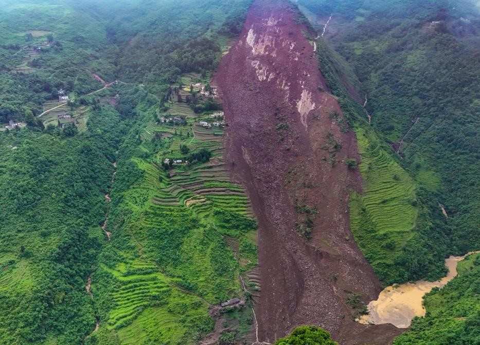 Sạt lở đất ở làng Qingyang, thị trấn Guowa, huyện Dafang, tỉnh Quý Châu, Trung Quốc, ngày 22.5.2025. Ảnh: Xinhua