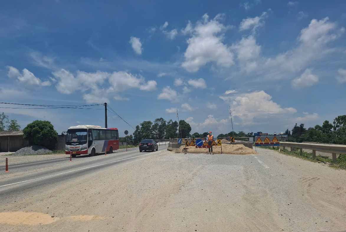Trong quá trình sửa chữa, đơn nguyên cầu Rác mới phía bên trái được chia đôi làm 2 làn xe để các phương tiện lưu thông qua lại. Ảnh: Trần Tuấn.