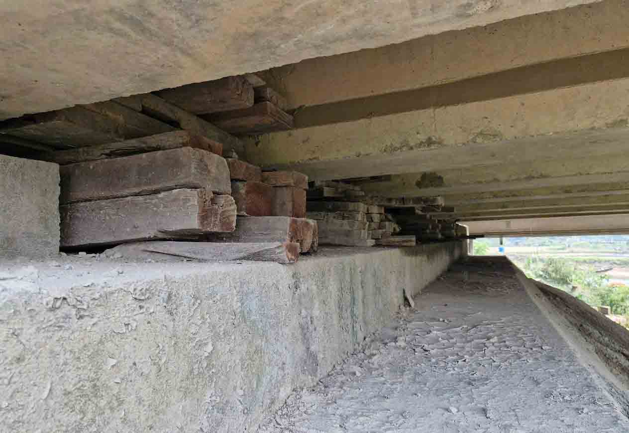 Những tấm ván gỗ trước đó được chèn dưới cầu. Ảnh: Trần Tuấn.