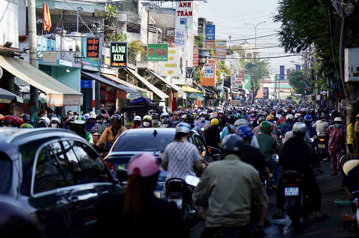 Phương tiện kẹt cứng trên đường Nguyễn Văn Quá hướng ngã tư Đình.  Ảnh: Anh Tú